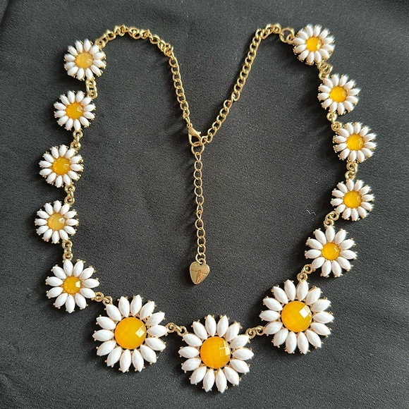 Betsey Johnson Jewelry - Betsey Johnson EUC graduated acrylic daisy chain goldtone necklace.